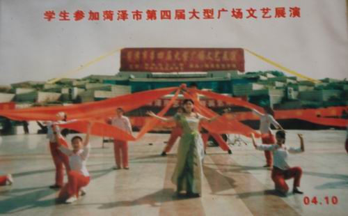 學生參加菏澤市第四屆大型廣場文藝展演